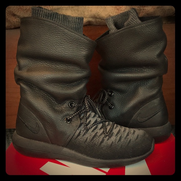 W Nike Roshe Two Hi Flyknit Sneakerboot Size 8 W Nike Roshe Two Hi Flyknit Sneakerboot Size 8